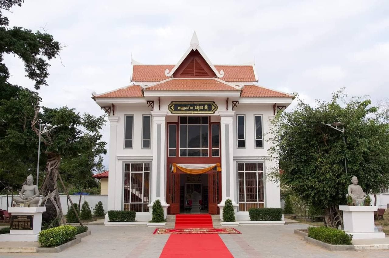 សាលាភាសាអង់គ្លេសវិទ្យាល័យភ្នំស្រុក (សយ មុនិ)